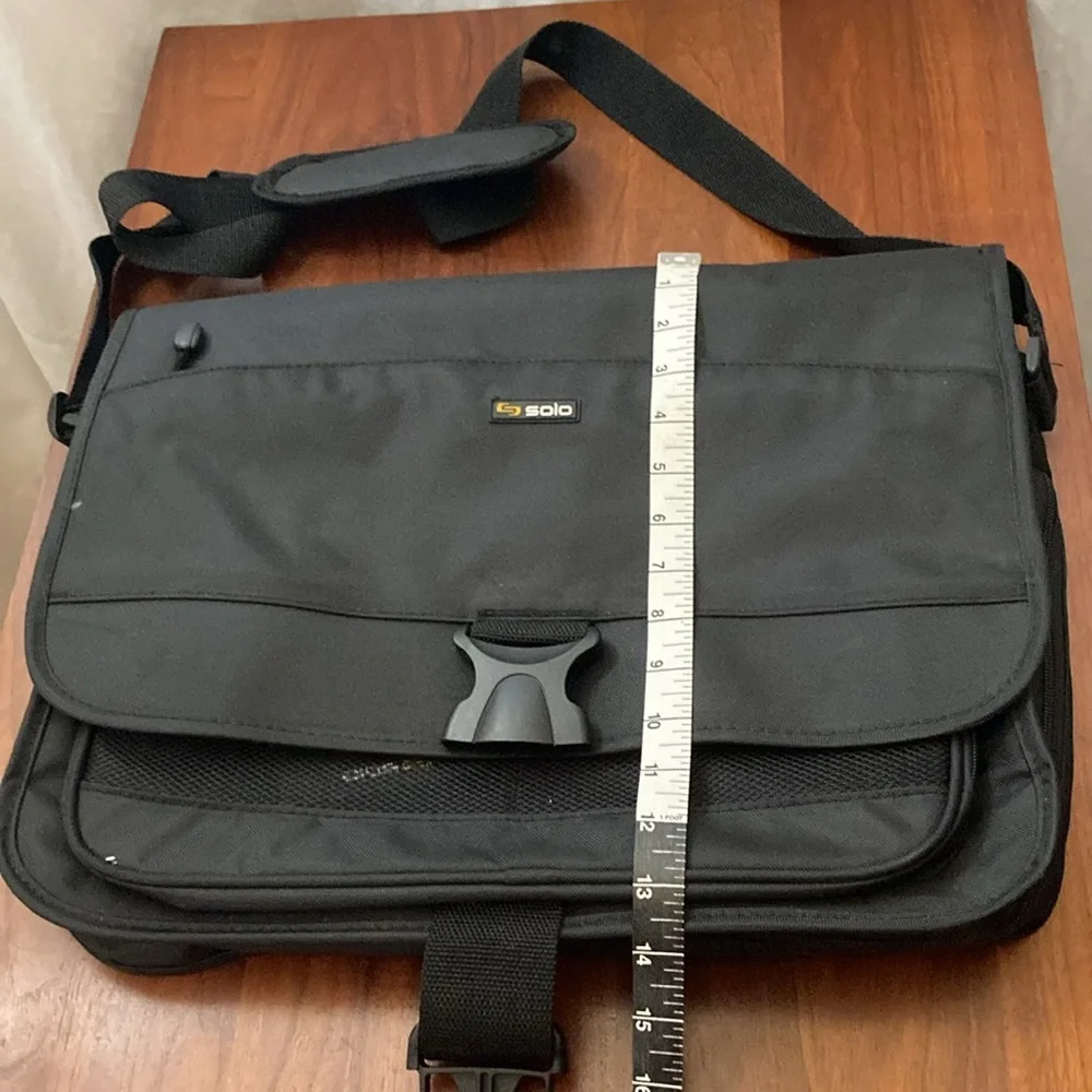 Solo black classic messenger bag